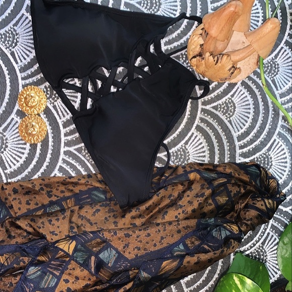 Bikini top // sun studs // scarf - Picture 2 of 2